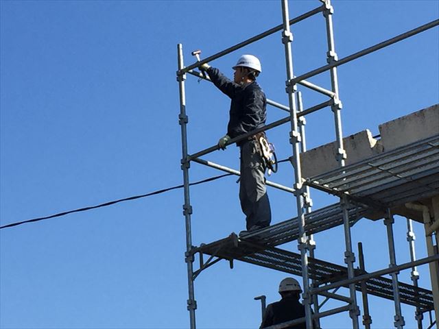 岡山市北区　最上階のアンチも取り付け最後の手すりの取り付けです。