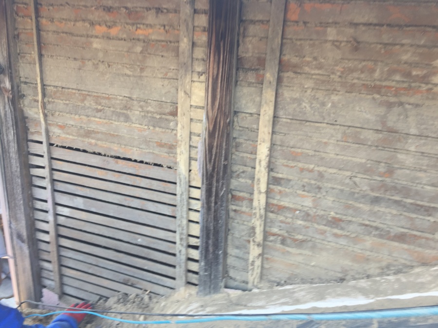 岡山市北区　雨漏り修理　モルタル壁撤去