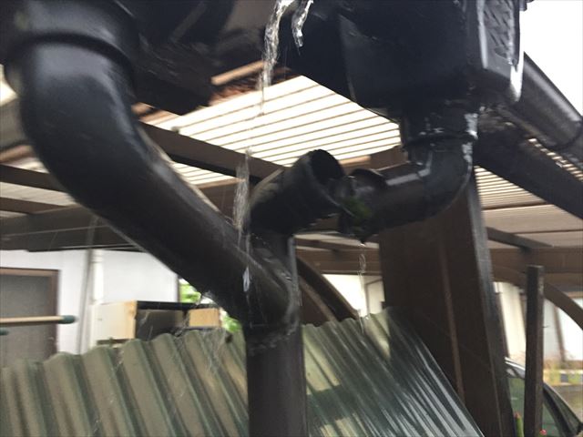 岡山市南区で雨樋点検。集水器つまり