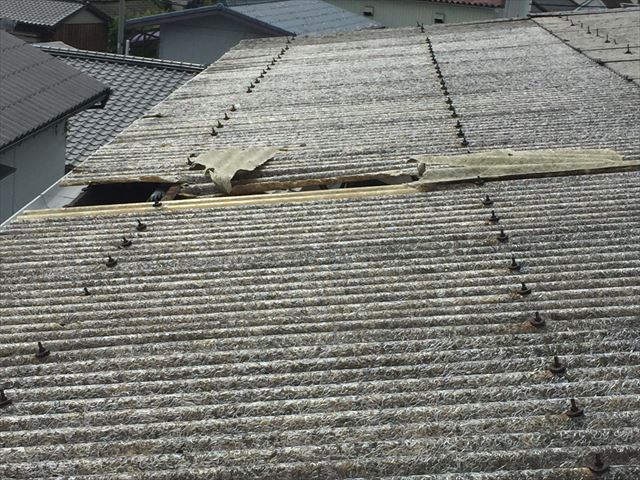 岡山市北区　屋根破損　屋根材が捲れています。