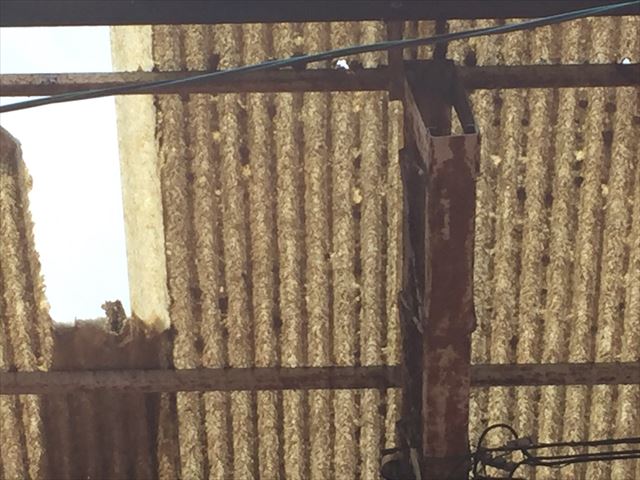 岡山市北区　屋根破損　ほかの屋根材も割れています。