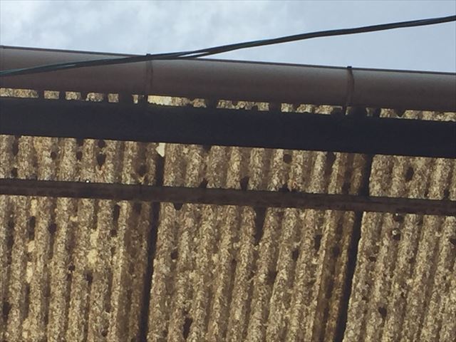 岡山市北区　屋根破損　ほかの屋根材も割れています。