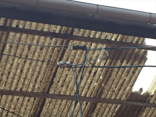岡山市北区　屋根破損　ほかの屋根材も割れています