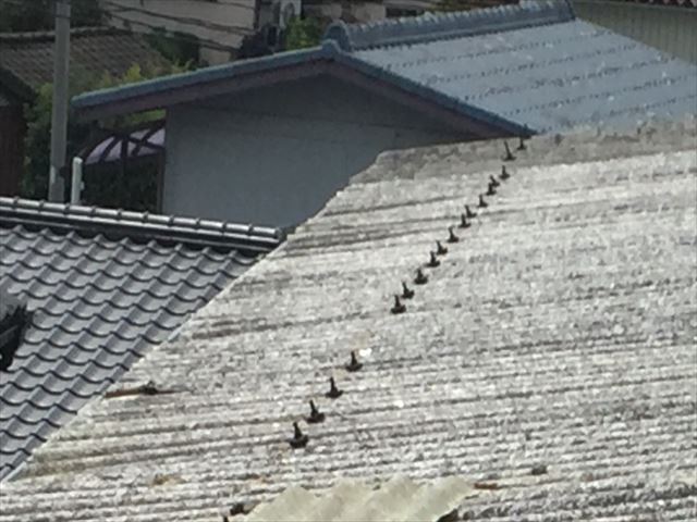 岡山市北区　屋根破損　屋根材の留め金具も飛んでます。