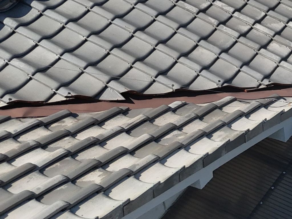瓦屋根の谷板金と周辺瓦の劣化状況