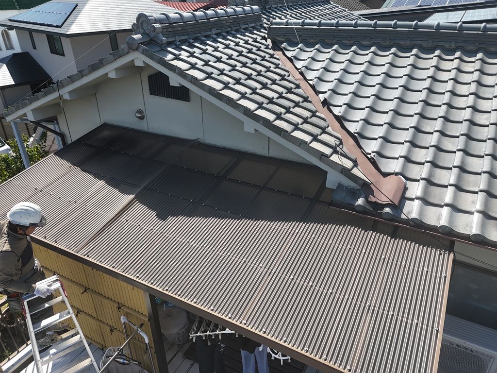 瓦屋根の谷板金と下屋根の全体状況