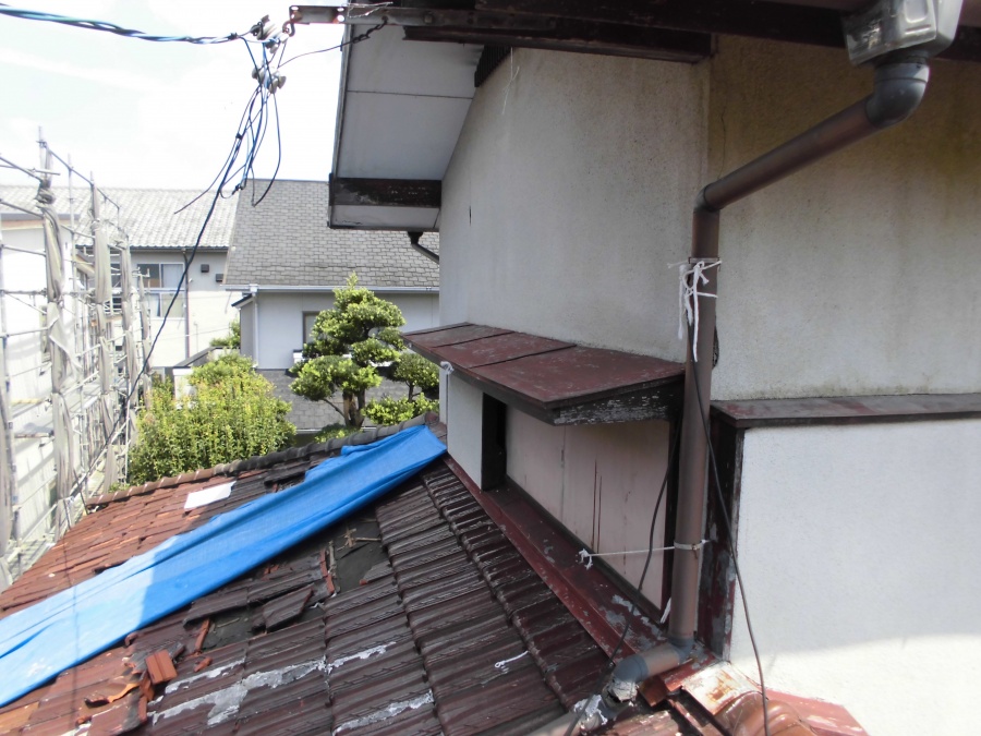 下屋の瓦もズレて下地が見えています