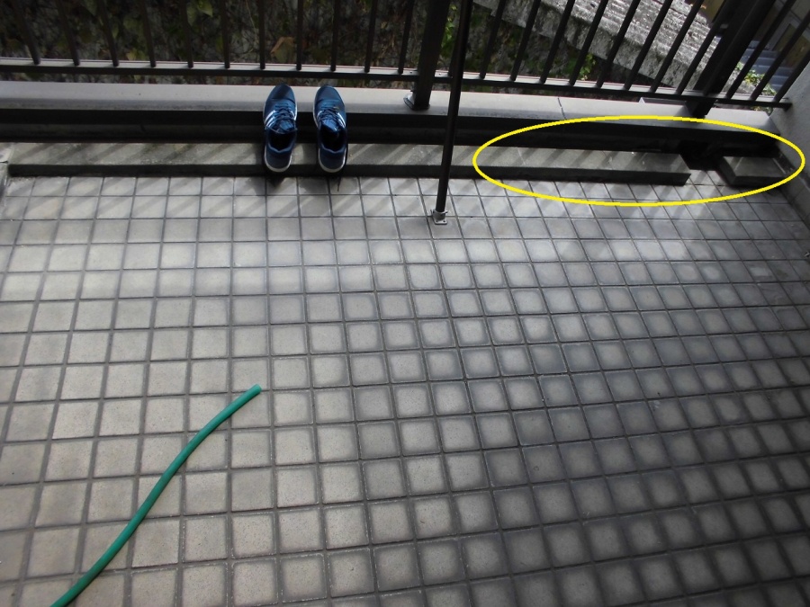 コンクリートの雨水排水路
