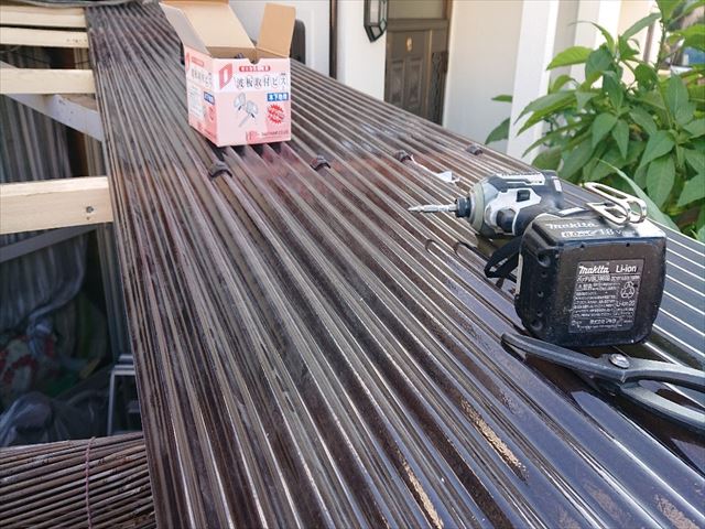 １階テラス　波板張替工事の様子