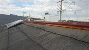 屋根金物取替工事　棟押え　腐食・錆浮き現状