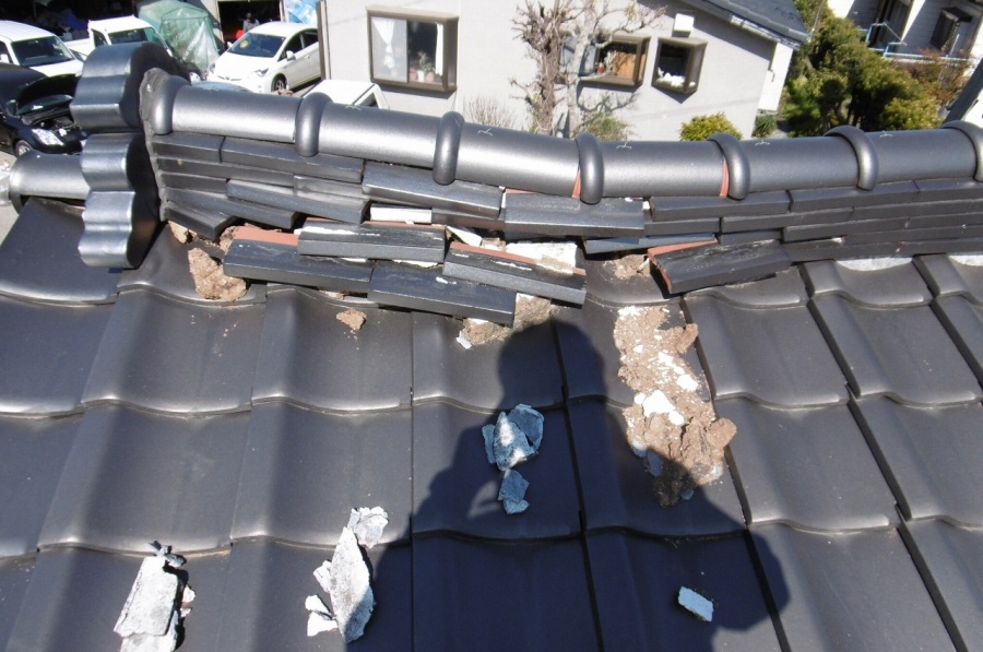 地震によって本棟が崩れています