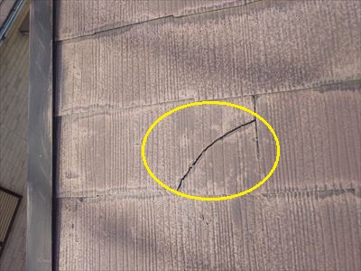 スレート屋根　ひび割れ