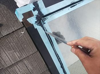 天窓コーキング　ヘラ押え