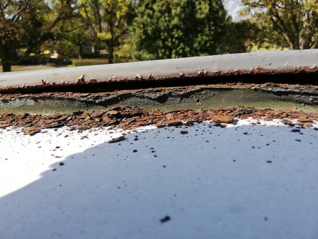 会社のかまぼこ型庇　錆び　雨漏り　補修前