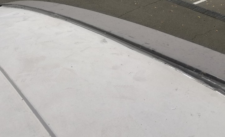 会社のかまぼこ型庇　錆び　雨漏り　コーキング補修後