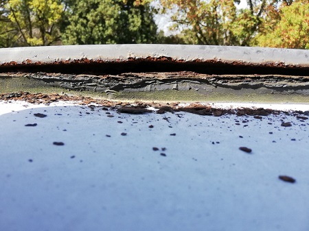 かまぼこ型の庇　雨漏りの原因　錆びて穴あき