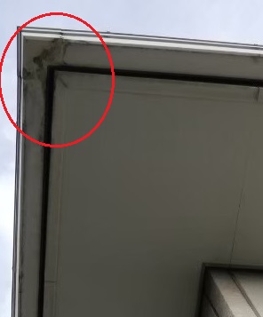 屋根材　ズレ　軒天　雨漏り　雨染み