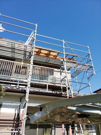 ベランダ波板張替え　足場設置