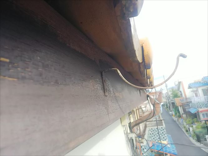 雨樋が外れ金具が残った