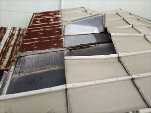 銅板屋根　破損状態