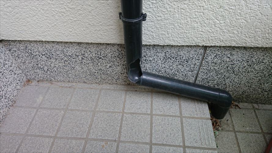 穴が開いた雨樋