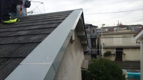 屋根金物　ケラバ・棟押さえ取付完了