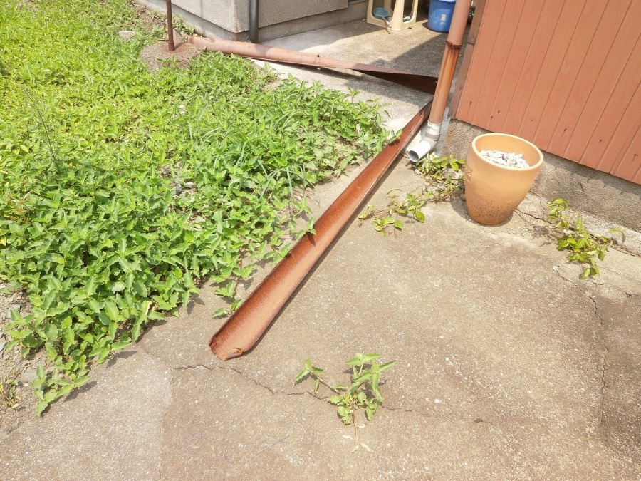 強風で吹き飛ばされた軒樋