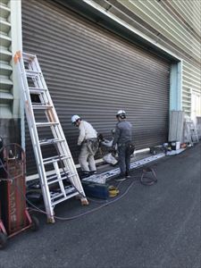 工場　電動シャッター　解体の様子