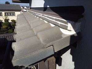 屋根　漆喰　塗り過ぎ箇所①