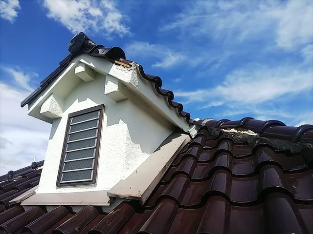 鳩小屋　ケラバ瓦剥がれ落ち