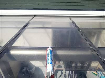 ポリカ平板屋根　シリコンコーキング