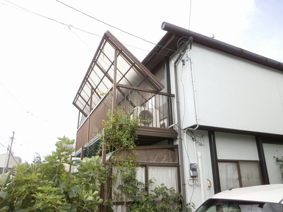 固定が外れ完全に落下しているテラス屋根