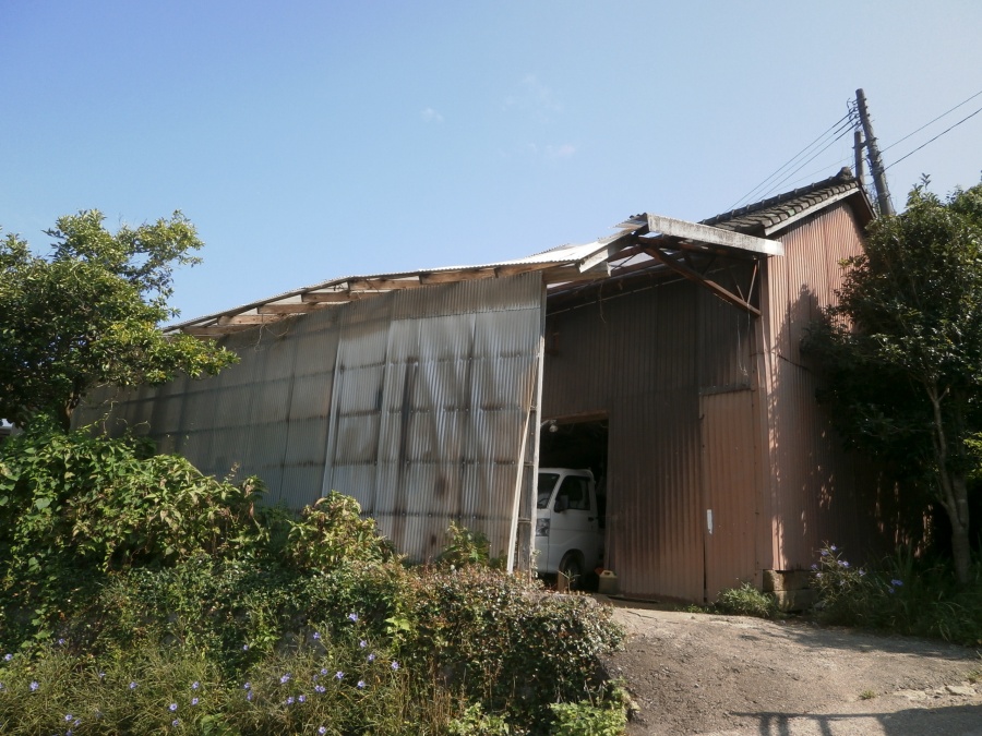 波板屋根の倉庫全景