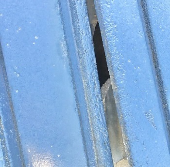 雨漏り調査　原因は屋根にできた隙間でした