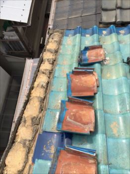 ケラバ瓦　歪み　撤去