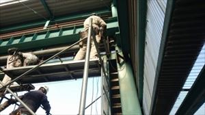 工場　電動シャッター　シャフト解体の状況