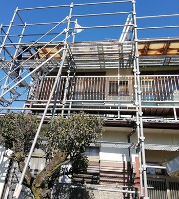 波板張り替え　手摺からせり出した屋根　足場