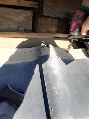 瓦外れ　ビス留め