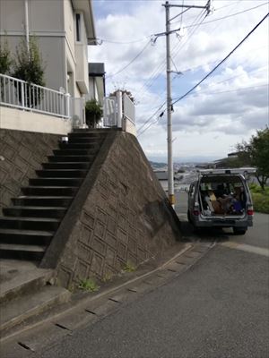 高台の家　風の影響を受けやすい　スレートがズレた