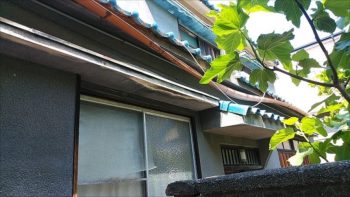雨樋歪み　雨漏りの原因