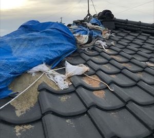 台風被害の応急処置ブルーシートをそのままにしておくと