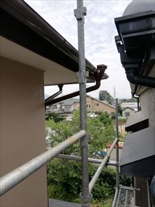 雨樋修理　足場設置