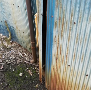 トタン倉庫　隙間　壁　補修工事