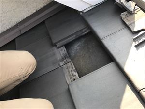 屋根　瓦割れ状況①
