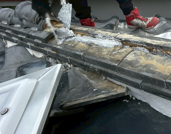 のし瓦を3段積んでる