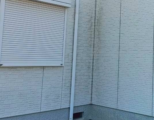アパートの外壁塗装が劣化して汚れが溜まっている