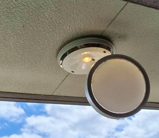アパート外階段の照明器具　漏水箇所のアップ