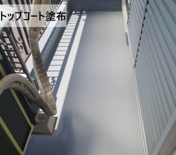 ウレタン防水の保護のためにトップコートを塗布