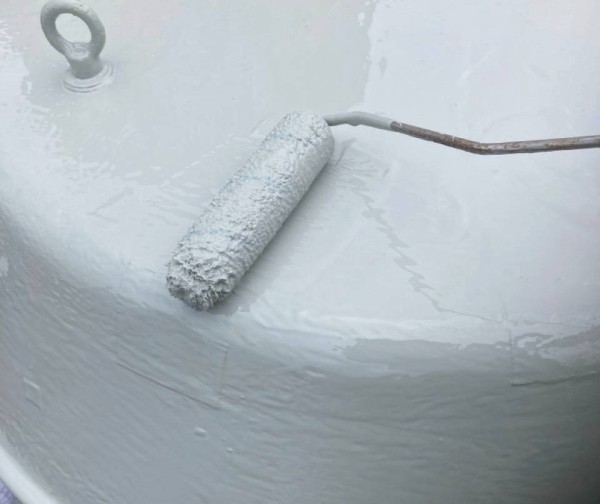 ウレタン防水塗料を換気扇カバーに塗布している