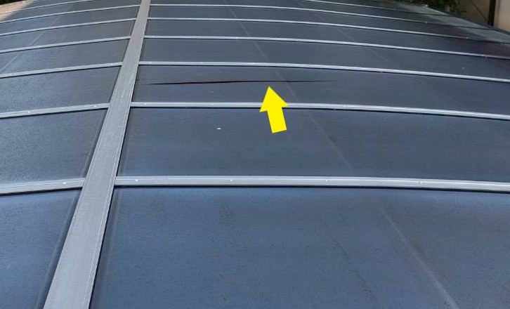 カーポートの上から見た屋根の亀裂